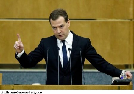 Медвед фюрера РФ назвал американские праймериз "шоу с ряжеными"